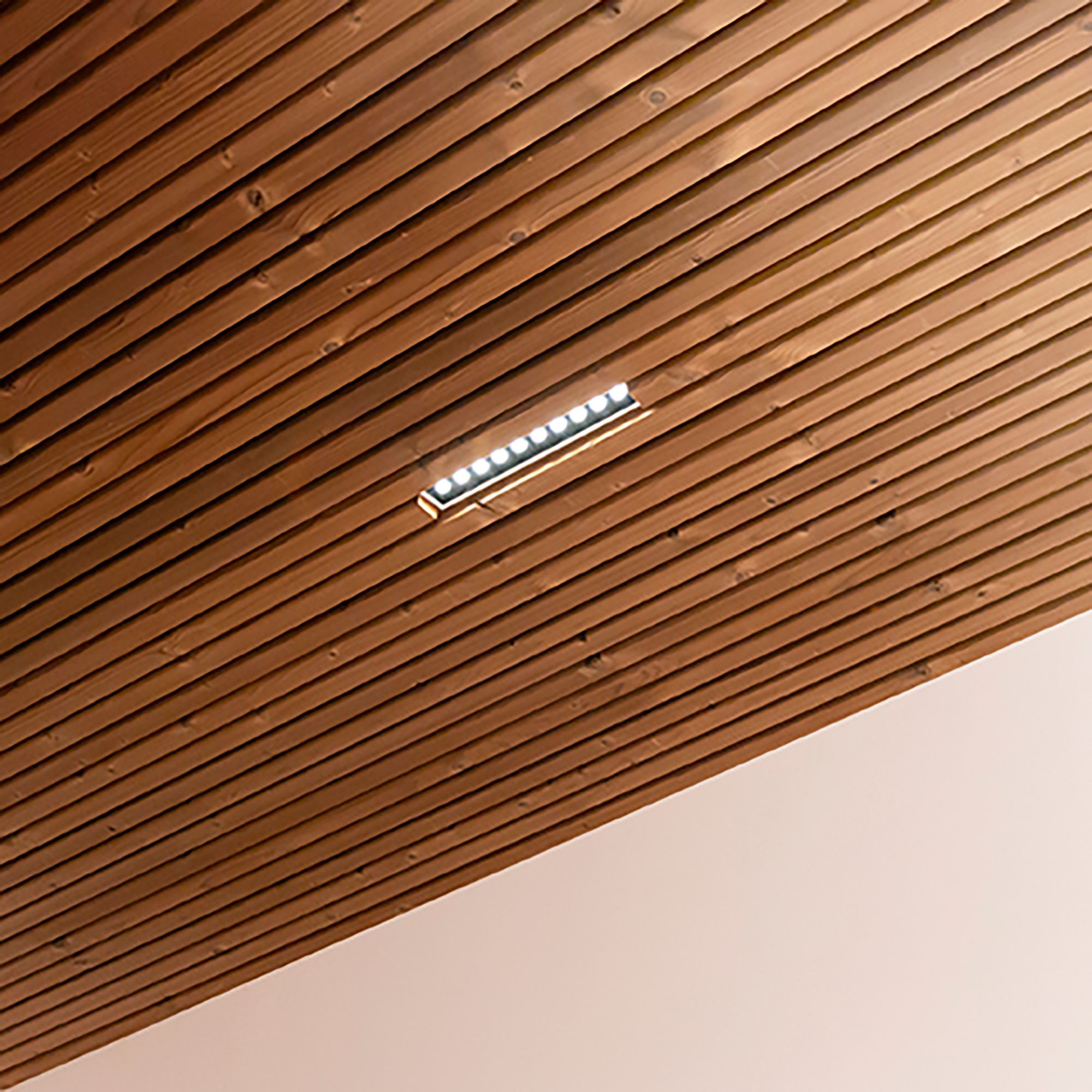 LINJA 10 - the spotlight sinks beautifully into the cornice, creating a narrow-angle general lighting effect in the space. The LED LINJA 10 has a very narrow opening angle of only 15 degrees, so it is typically used in high spaces and to create decorative light, e.g. in front of wardrobes or in corridors. Ledstore.fi
